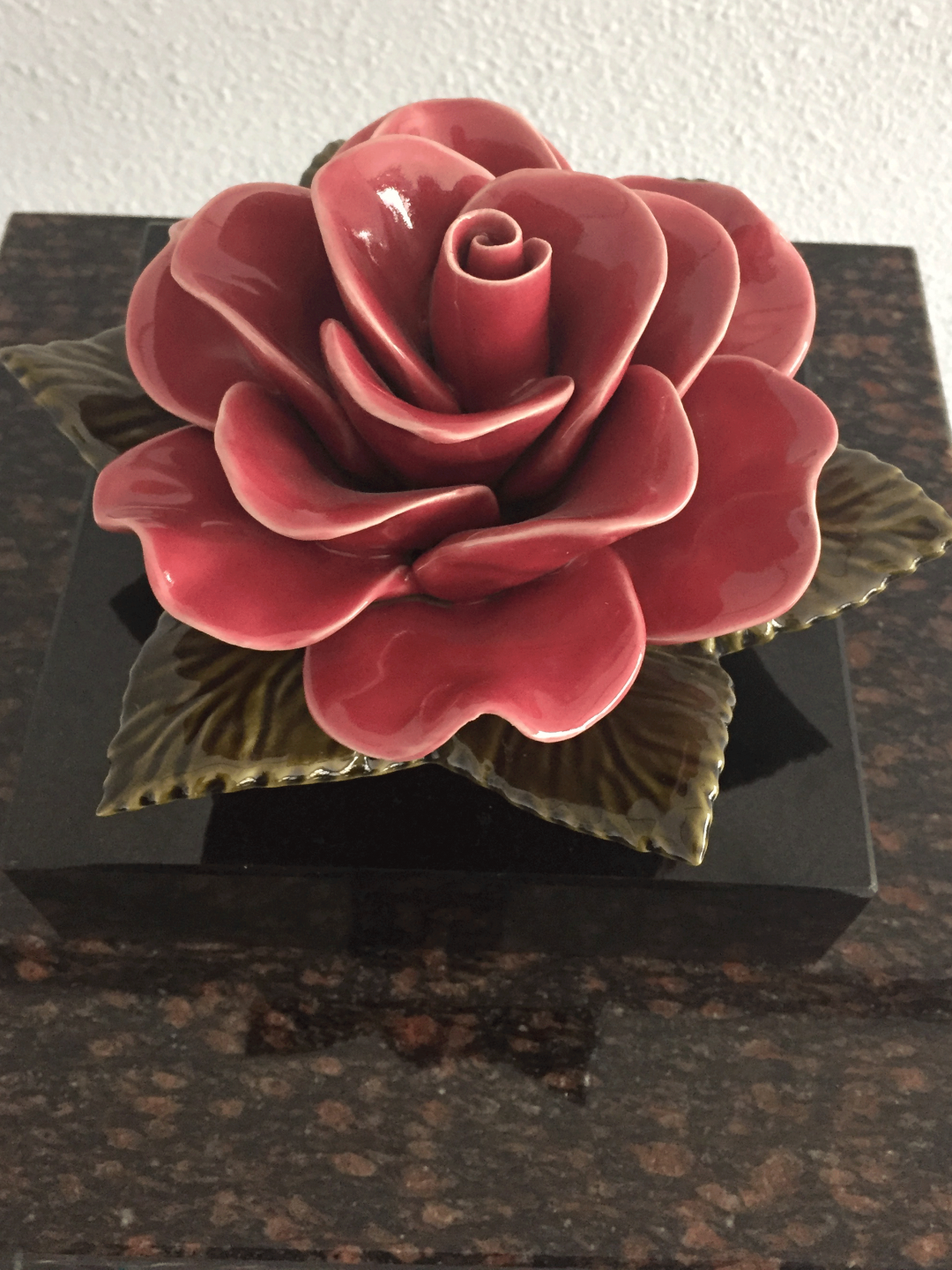 Sokkel met zalm rose roos