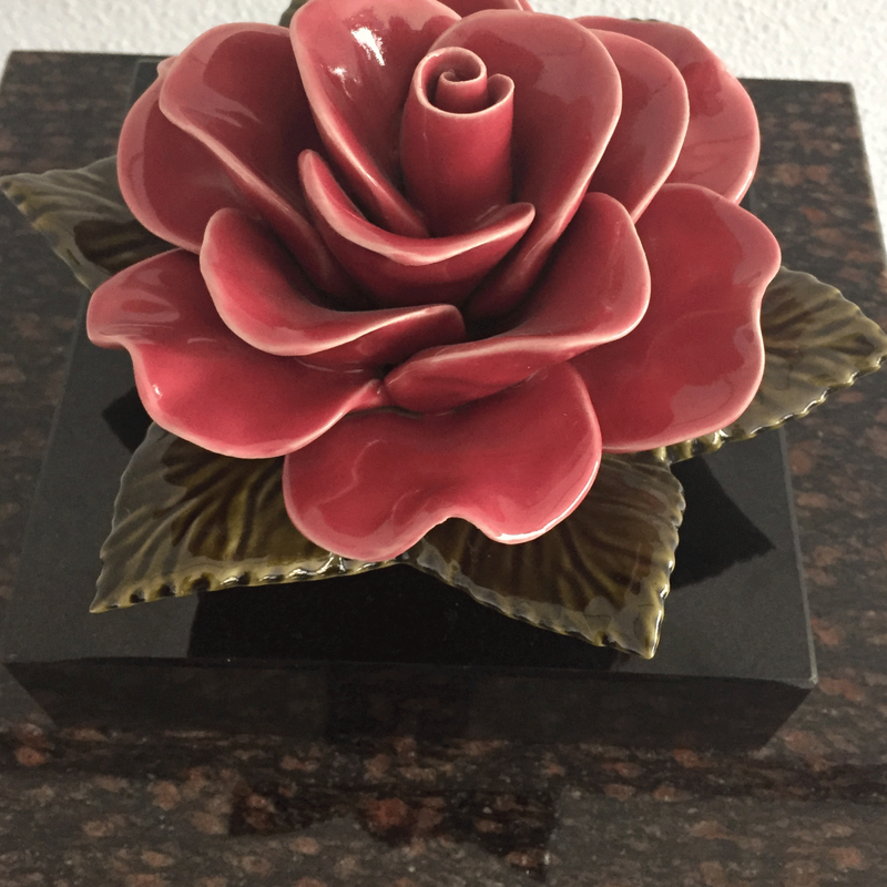 Sokkel met zalm rose roos