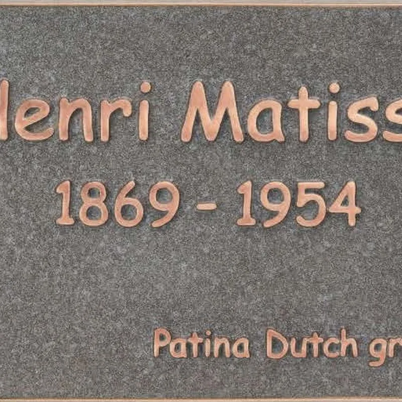 Bronzen plaatjes urn muur