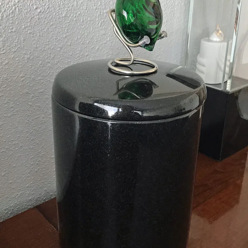 Zwart graniet urn