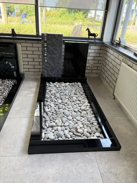 Orion met zwart graniet monument