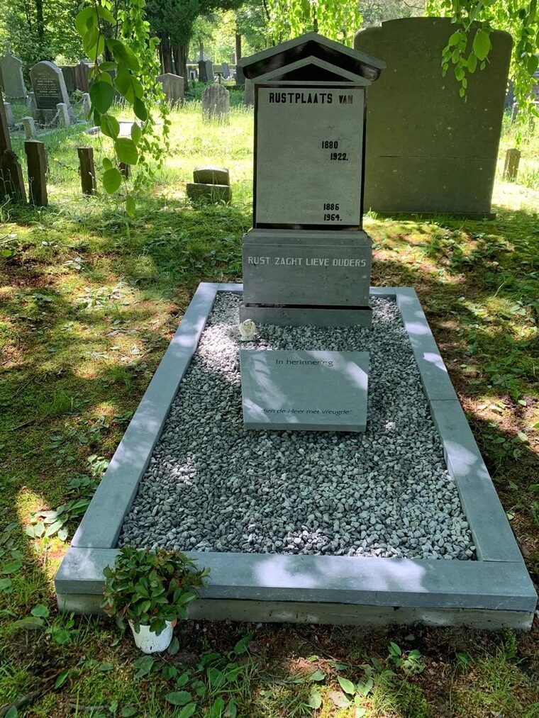 Oud hardsteen monument met hardsteen bijzet steen