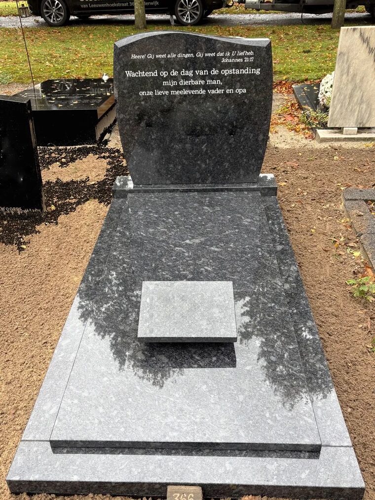 Steel grey graniet familie graf met bijzet steen