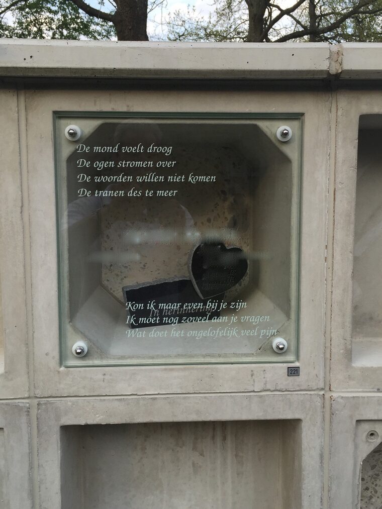 urnen muur met glasplaat