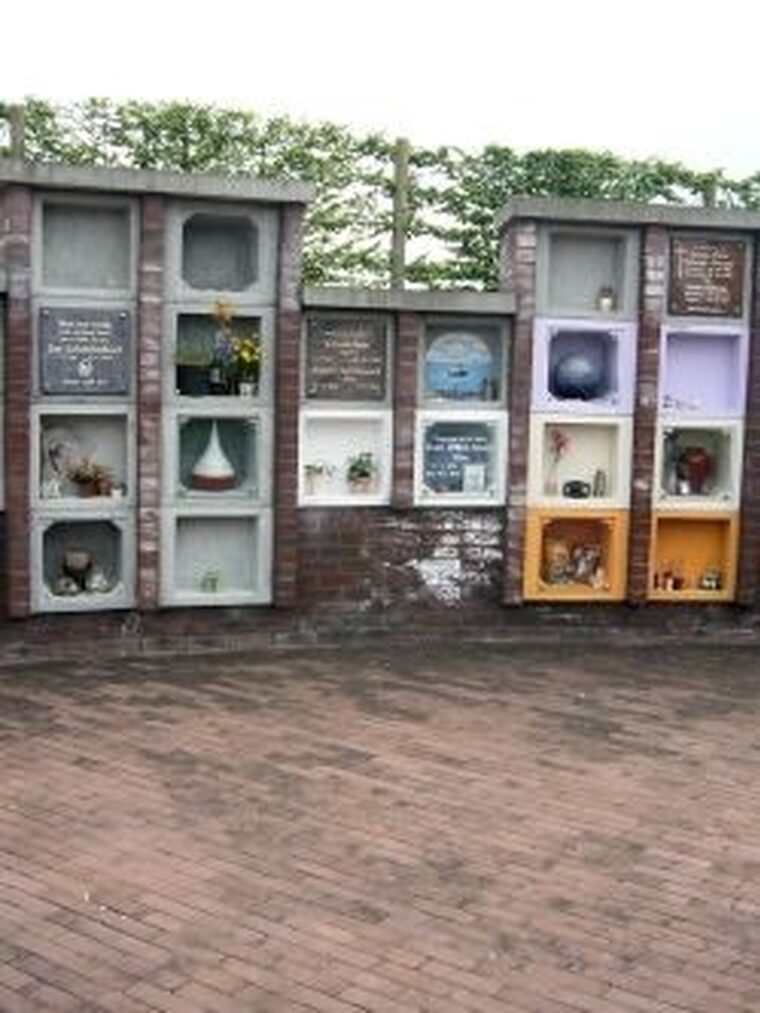 urnen muur met glas en graniet