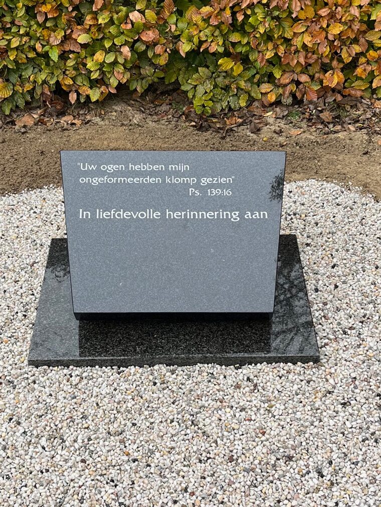 klein graf of bijzet steen op een compleet graf