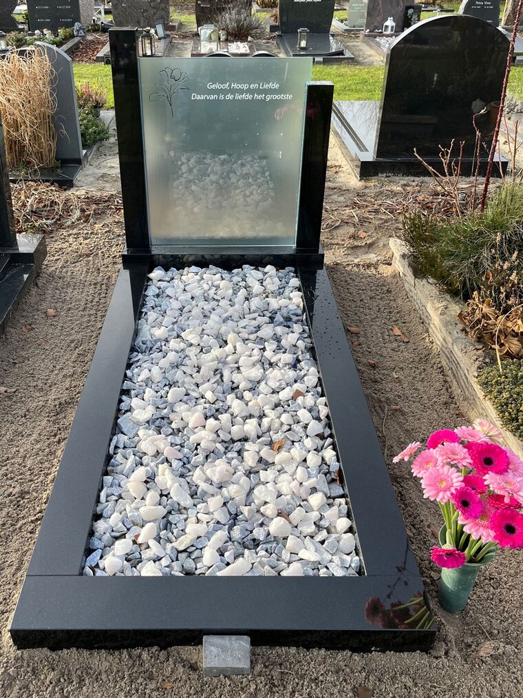 Zwart graniet met glas tekst plaat